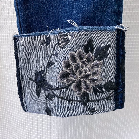 Driftwood Crop Jeans Colette (Scorpio), size 26, dark wash, floral embroidery - Picture 4 of 7